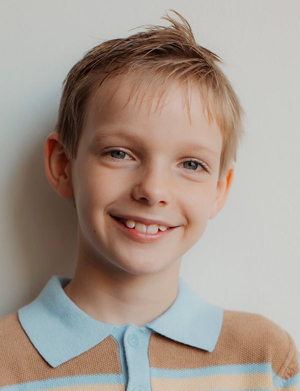 Kindermodel met blond haar timon