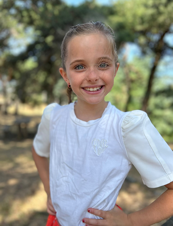 Kinderlijk model met donkerblond haar Tirza K.