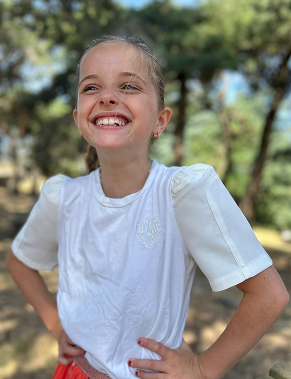 Kinderlijk model met donkerblond haar Tirza K.