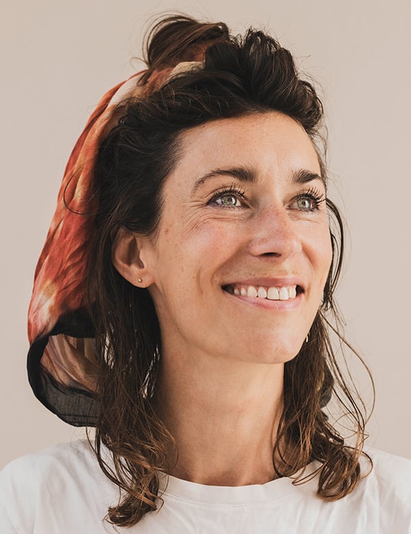 Vrouwelijk model met donker haar to h.