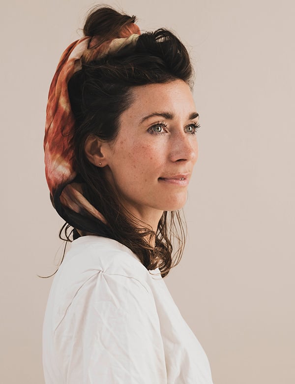Vrouwelijk model met donker haar To H.