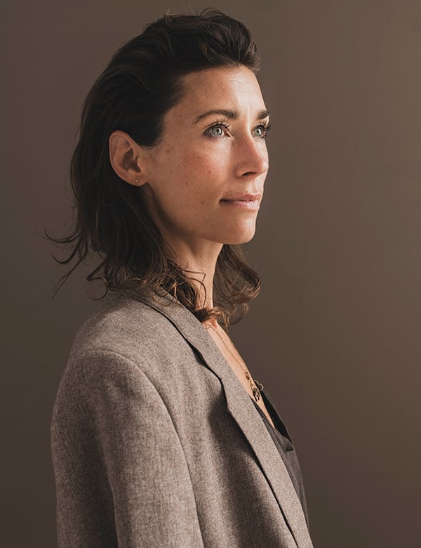 Vrouwelijk model met donker haar To H.