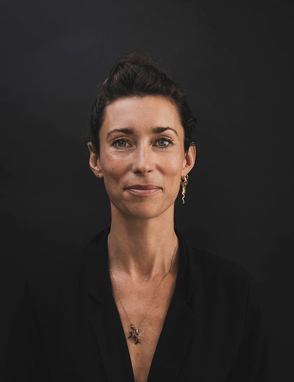 Vrouwelijk model met donker haar To.H