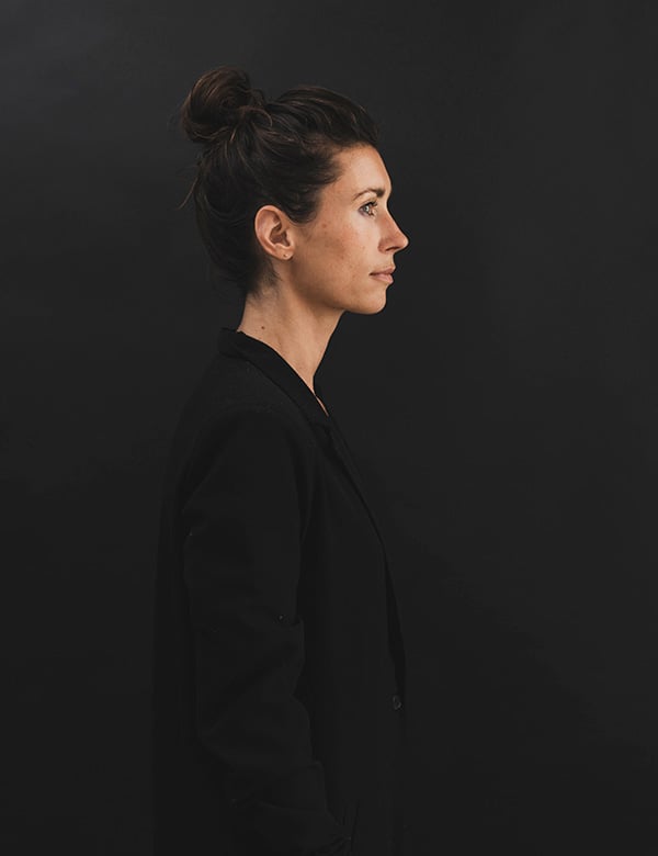 Vrouwelijk model met donker haar To.H