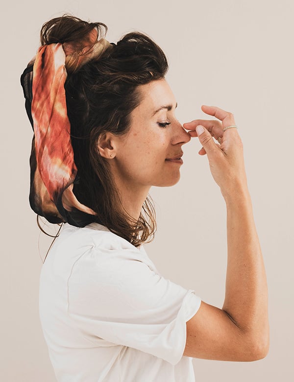Vrouwelijk model met donker haar To.H