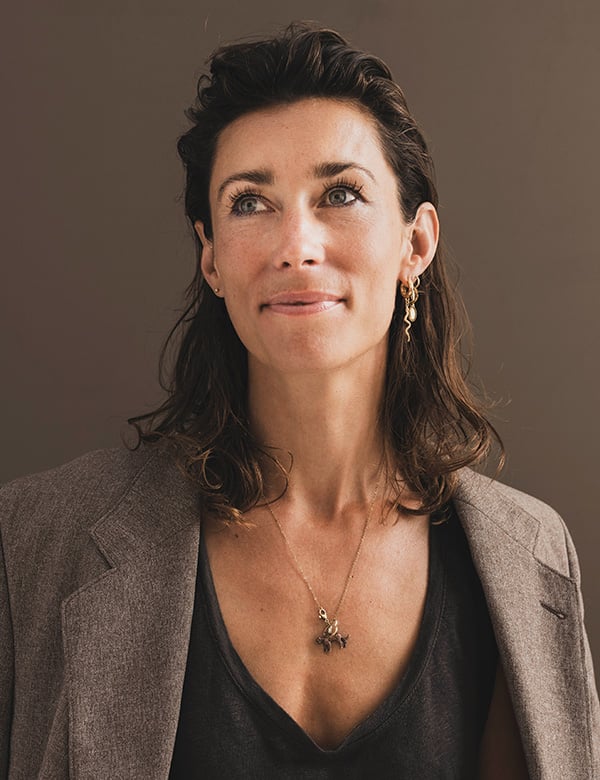 Vrouwelijk model met donker haar To.H