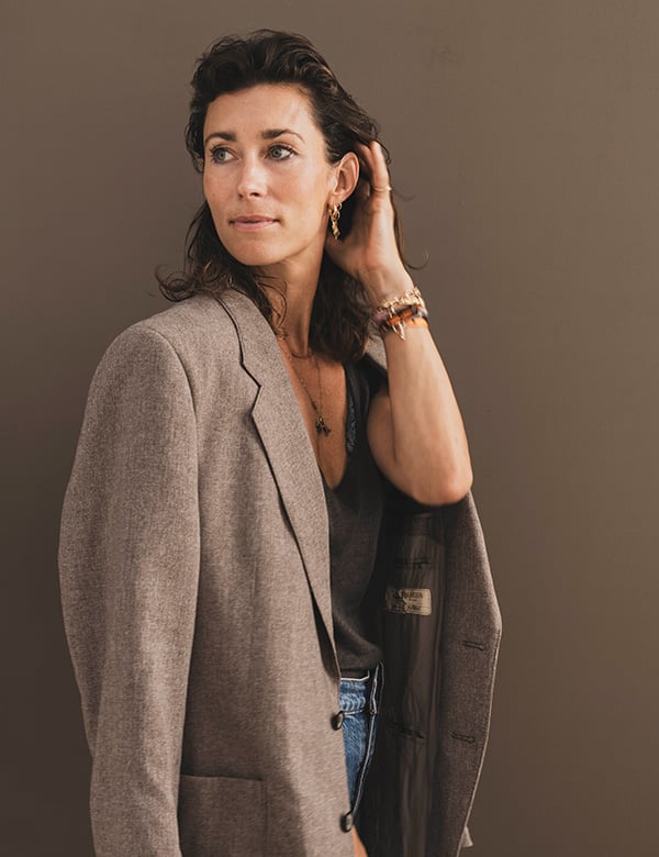 Vrouwelijk model met donker haar To H.