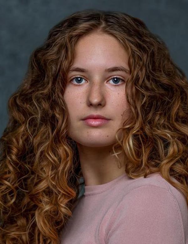 Vrouwelijk model bruin haar toni