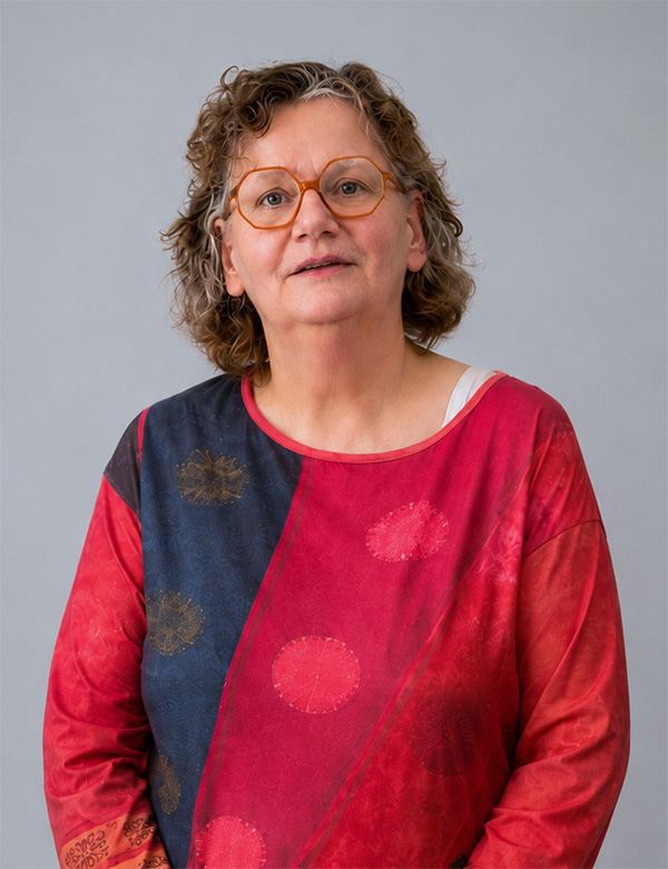 vrouwelijke model met bruin/grijs haar Ulrica.