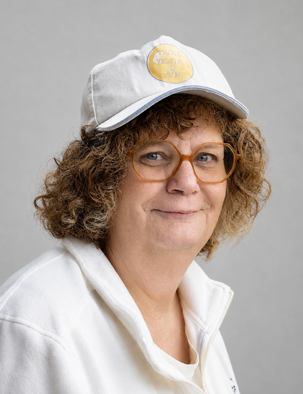 vrouwelijke model met bruin/grijs haar Ulrica.