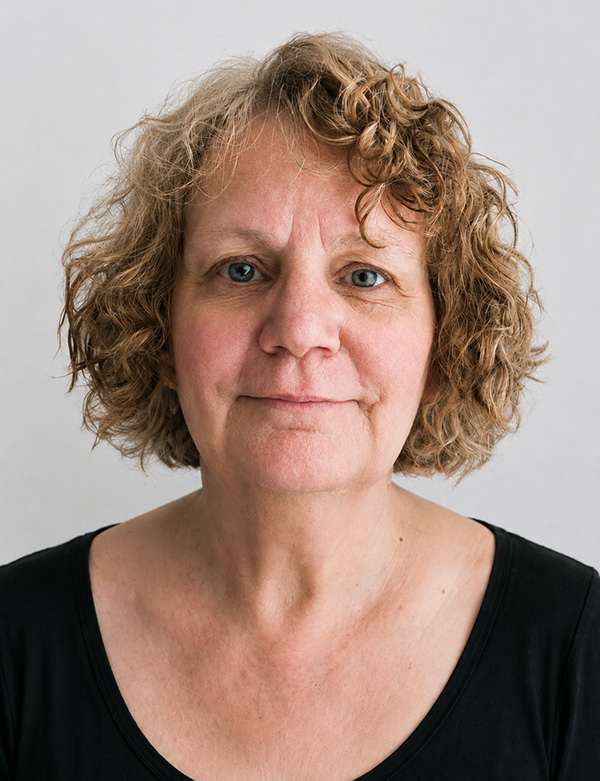vrouwelijke model met bruin/grijs haar Ulrica.