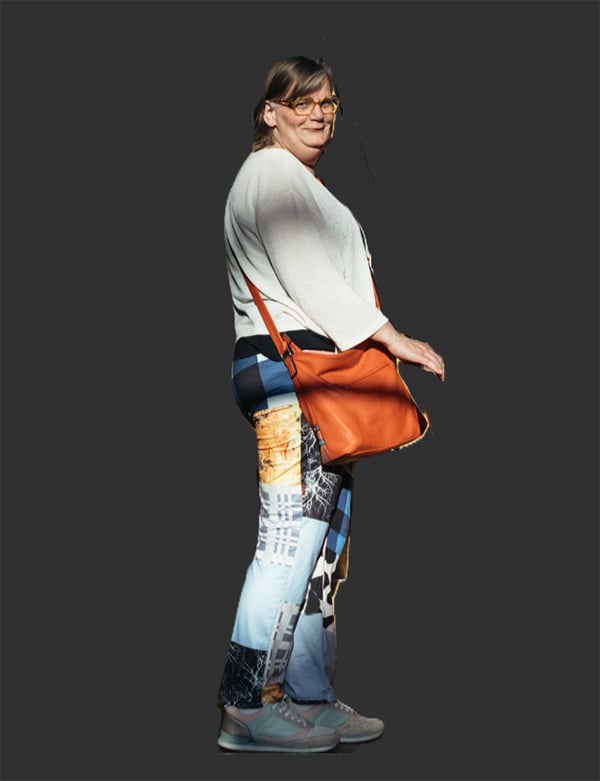 Vrouwelijk model met kort bruin haar