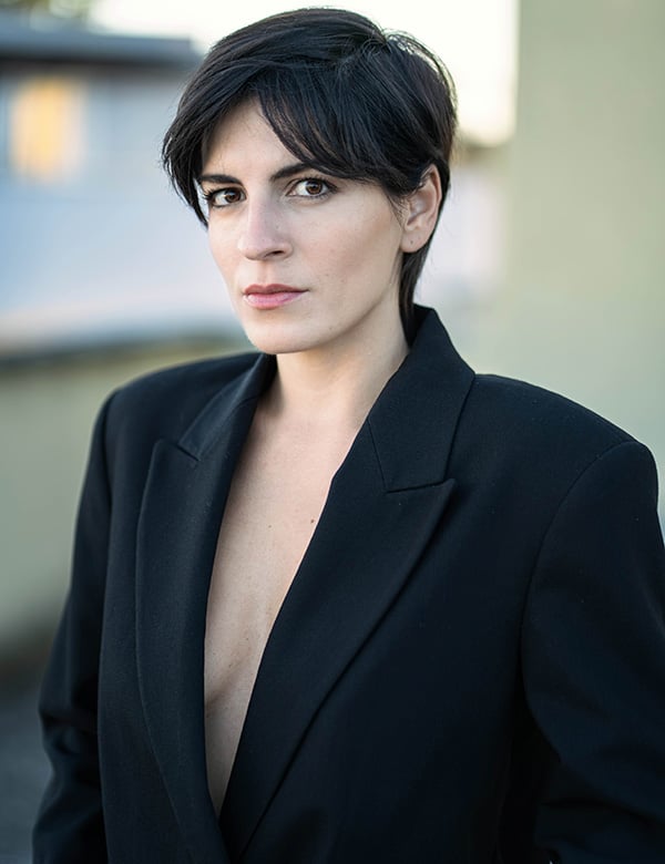 Vrouwelijk model met kort zwart haar Valeria.