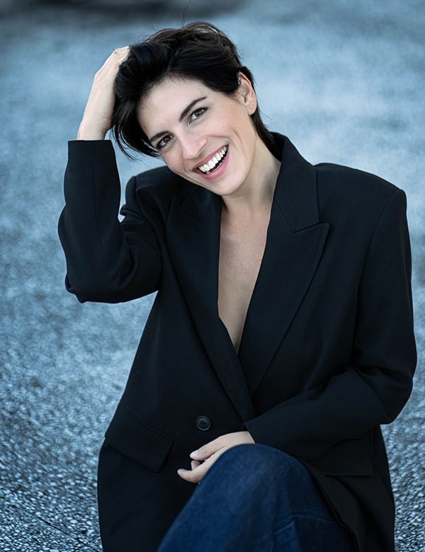 Vrouwelijk model met kort zwart haar Valeria.