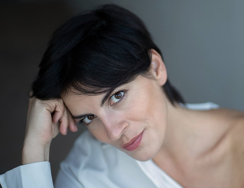 Vrouwelijk model met kort zwart haar Valeria.