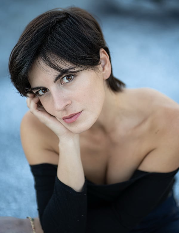 Vrouwelijk model met kort zwart haar Valeria.