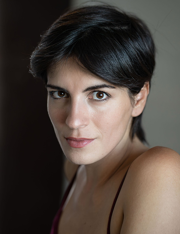 Vrouwelijk model met kort zwart haar Valeria.