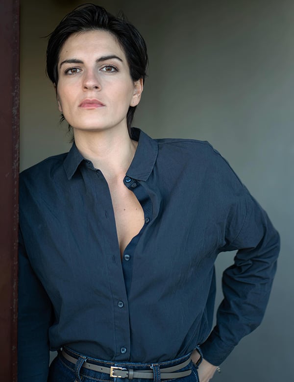 Vrouwelijk model met kort zwart haar Valeria.