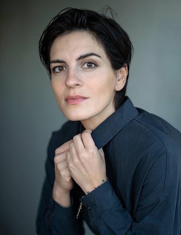 Vrouwelijk model met kort zwart haar Valeria.