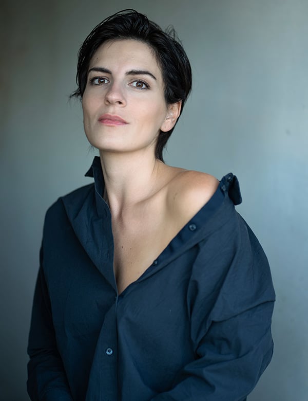 Vrouwelijk model met kort zwart haar Valeria.