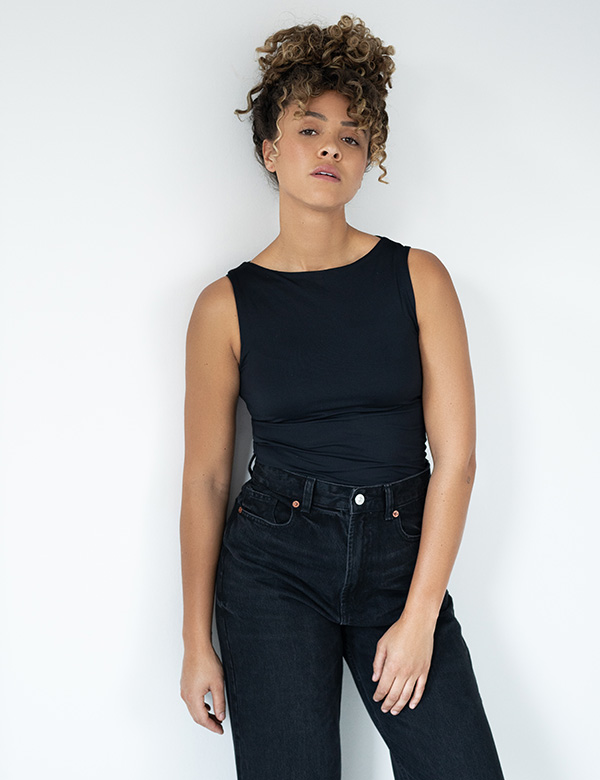Vrouwelijk model met krullen Valerie