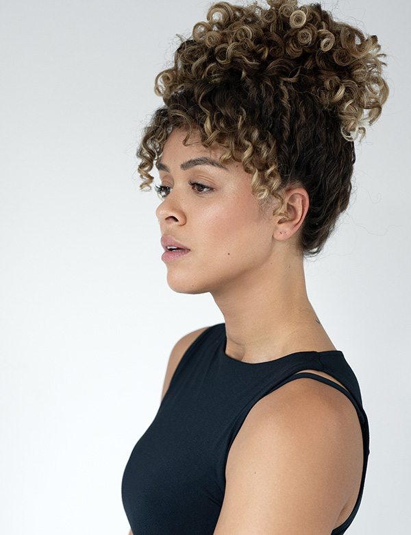Vrouwelijk model met krullen Valerie