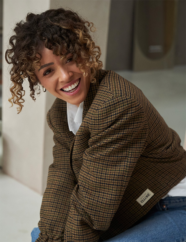 Vrouwelijk model met krullen Valerie