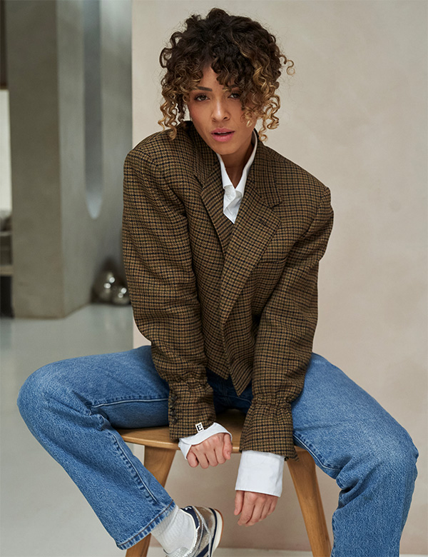 Vrouwelijk model met krullen Valerie