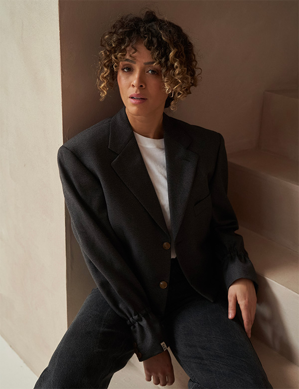 Vrouwelijk model met krullen Valerie