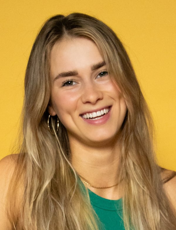 Vrouwelijk model met blond haar veerle