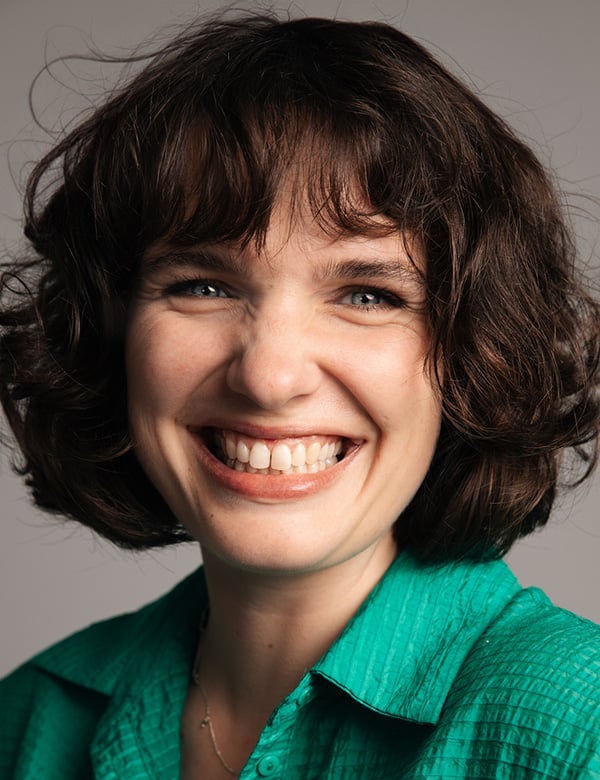 Vrouwelijk model met zwart haar vera