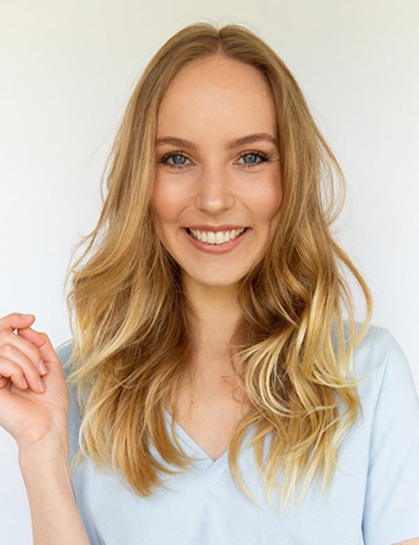 Vrouwelijk model blond haar vera