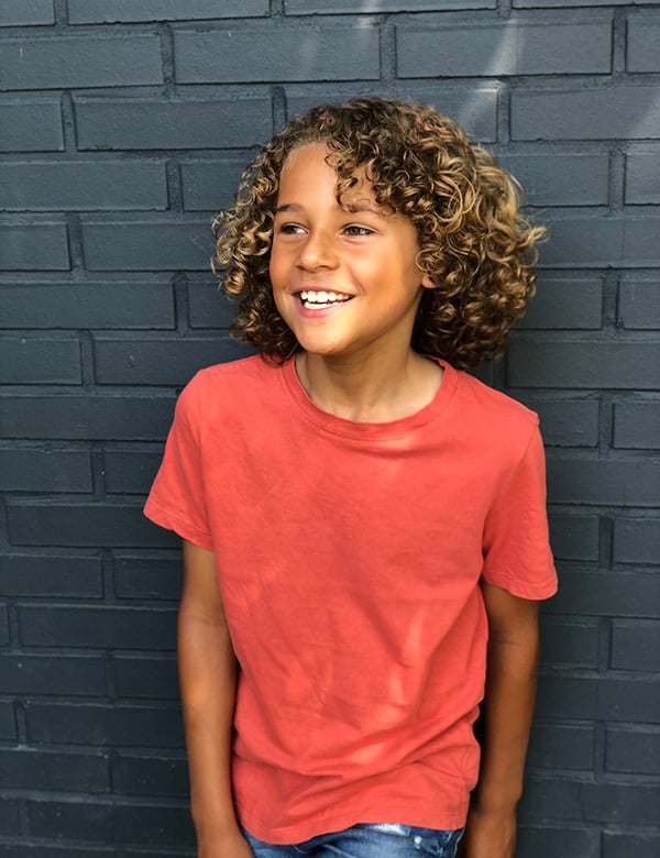 Kindermodel jongen met krullend bruin haar