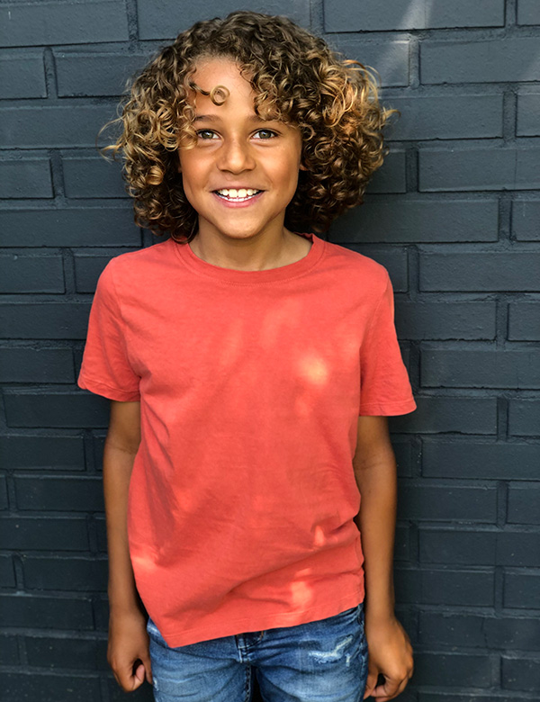 Kindermodel jongen met krullend bruin haar