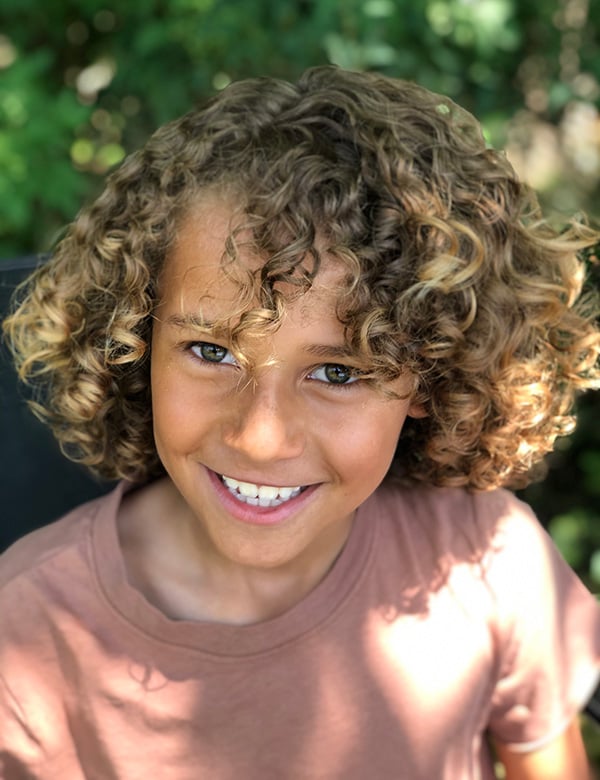 Kindermodel jongen met krullend bruin haar