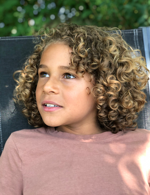 Kindermodel jongen met krullend bruin haar