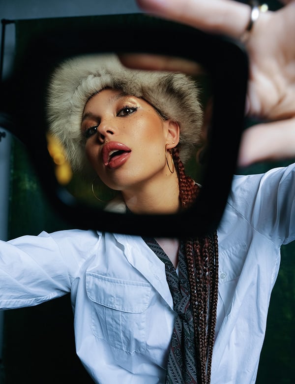 Vrouwelijk model met donkerblond haar en bruin-groene ogen Victoria.