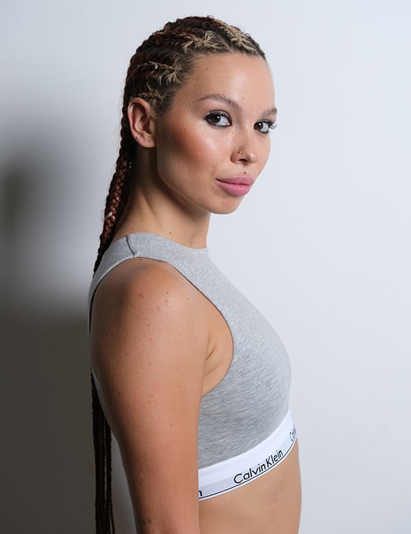 Vrouwelijk model met donkerblond haar en bruin-groene ogen Victoria.