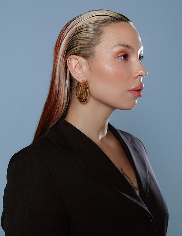 Vrouwelijk model met donkerblond haar en bruin-groene ogen Victoria.