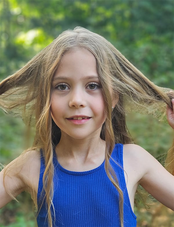 Kinderlijk model met bruin haar Viënna.