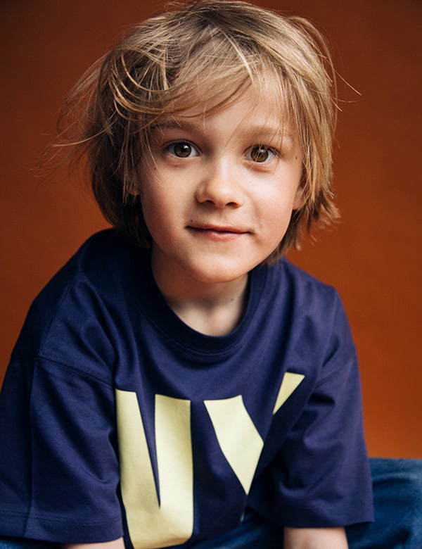 Kinderlijk model met blond haar Vik.
