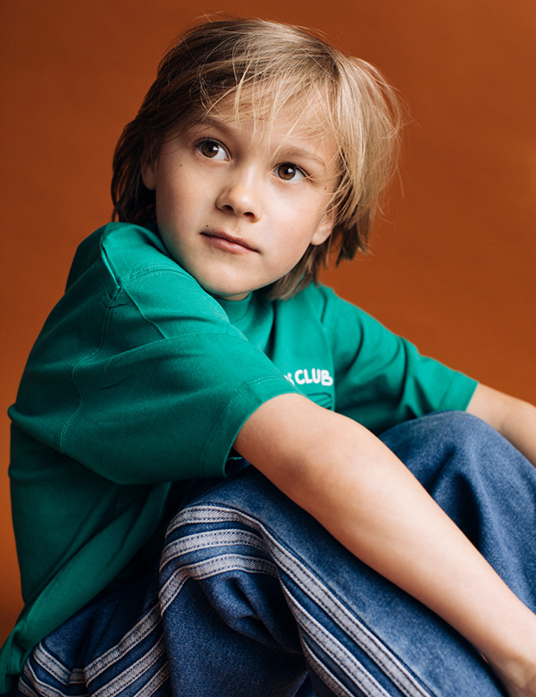 Kinderlijk model met blond haar Vik.