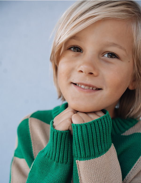 Kindermodel met blond haar Vik