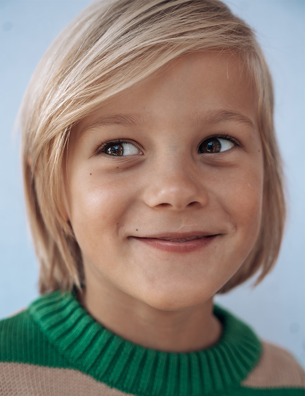 Kindermodel met blond haar vik