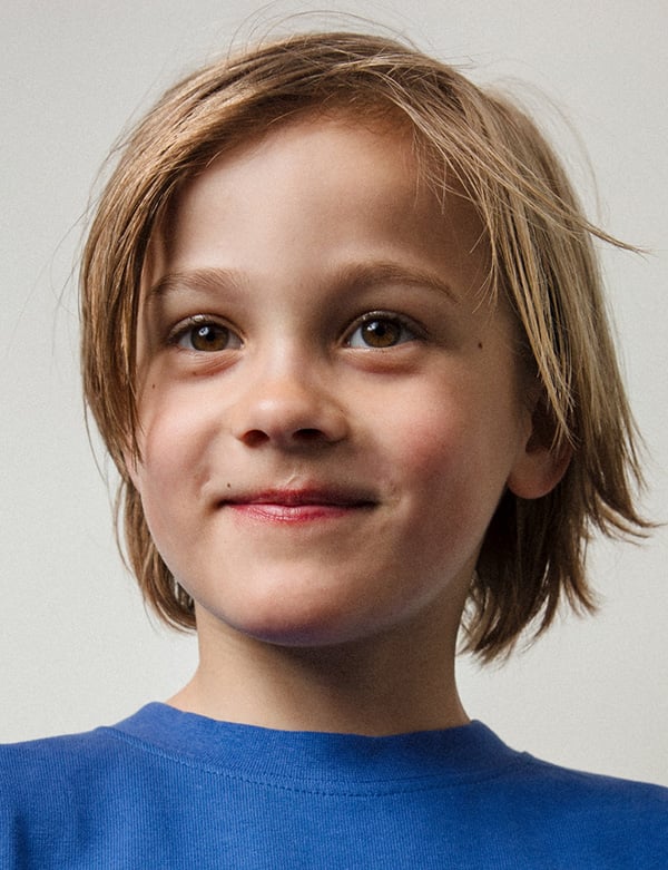Model Mannelijk model met blond haar vik.
