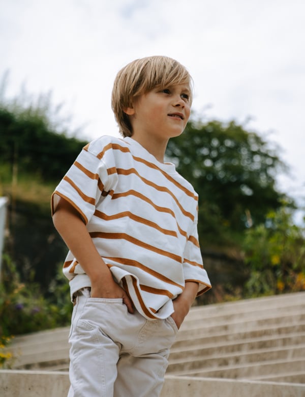 Kindermodel met blond haar Vik