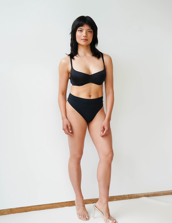 Vrouwelijk model met zwart haar Wennah