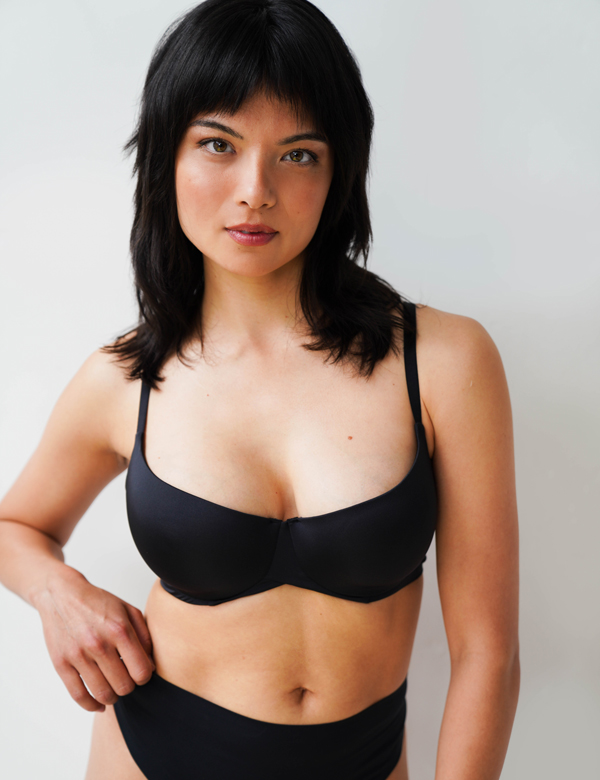 Vrouwelijk model met zwart haar Wennah