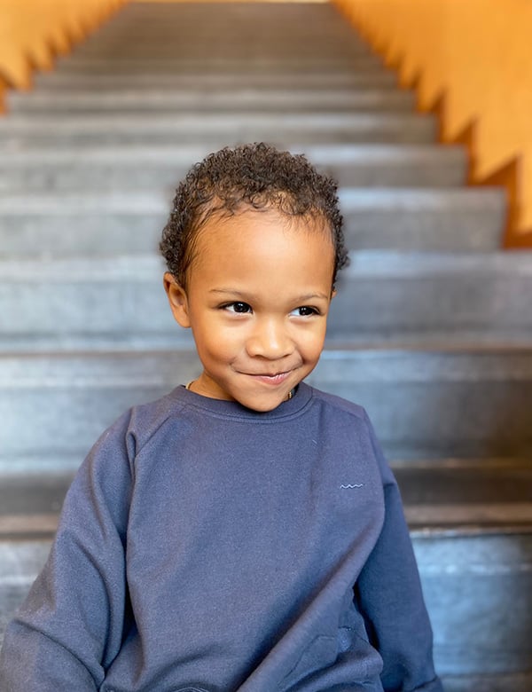 Kindermodel met zwart haar Xavior