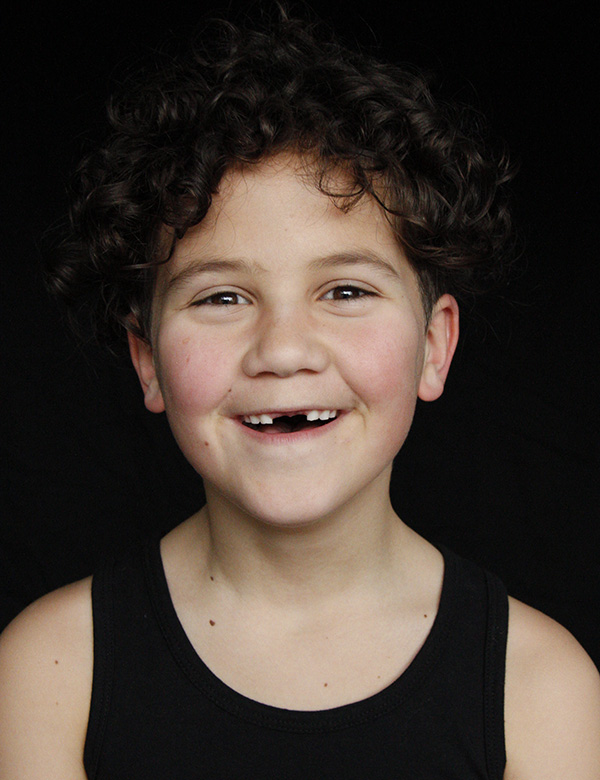 Kindermodel met donkere krullen xem